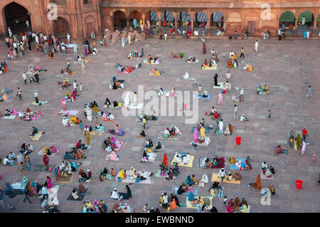 Les gens se sont réunis dans le Jama Masjid pendant le Ramadan. Old Delhi, Inde. Banque D'Images