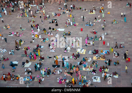 Les gens se sont réunis dans le Jama Masjid pendant le Ramadan. Old Delhi, Inde. Banque D'Images