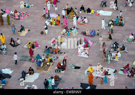 Les gens se sont réunis dans le Jama Masjid pendant le Ramadan. Old Delhi, Inde. Banque D'Images