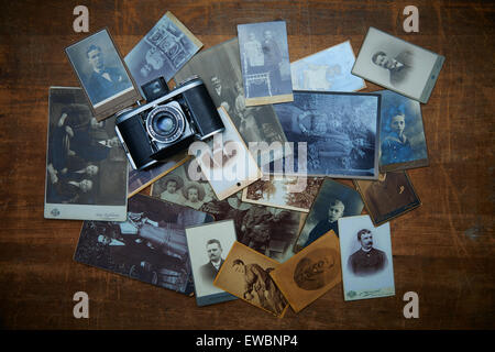 Old vintage retro camera film et photos en noir et blanc sur la vieille table en bois, des photos, des souvenirs Banque D'Images
