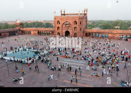 Les gens dans le Jama Masjid pendant le Ramadan. Old Delhi, Inde Banque D'Images