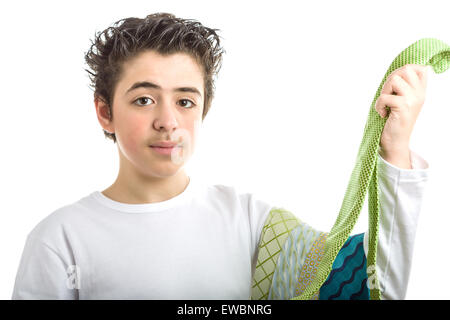 Happy Young boy à peau lisse en blanc à manches longues sourit maintenant certains extravagante et sordide des liens verts Banque D'Images