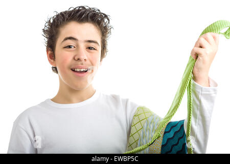 Happy Young boy à peau lisse en blanc à manches longues sourit maintenant certains extravagante et sordide des liens verts Banque D'Images