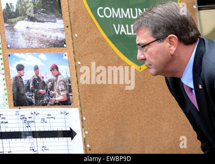 Münster, Allemagne. 22 Juin, 2015. Le secrétaire américain de la Défense Carter Ashton visite le I. Corps germano-néerlandais à Muenster, Allemagne, 22 juin 2015. Les ministres ont parlé à des soldats qui ont testé le déploiement rapide de troupes de Sagan, en Pologne, au cours des dernières semaines. L'unité internationale dans la région de Muenster en ce moment constitue le soi-disant "pearhead' du très haut degré de disponibilité Joint Task Force (VJTF). Photo : CAROLINE SEIDEL/dpa/Alamy Live News Banque D'Images