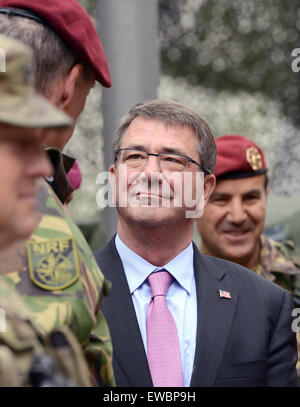 Münster, Allemagne. 22 Juin, 2015. Le secrétaire américain de la Défense Carter Ashton visite le I. Corps germano-néerlandais à Muenster, Allemagne, 22 juin 2015. Les ministres ont parlé à des soldats qui ont testé le déploiement rapide de troupes de Sagan, en Pologne, au cours des dernières semaines. L'unité internationale dans la région de Muenster en ce moment constitue le soi-disant "pearhead' du très haut degré de disponibilité Joint Task Force (VJTF). Photo : CAROLINE SEIDEL/dpa/Alamy Live News Banque D'Images