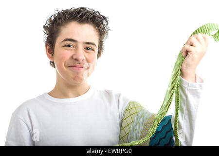 Happy Young boy à peau lisse en blanc à manches longues sourit maintenant certains extravagante et sordide des liens verts Banque D'Images