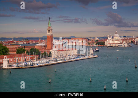 Venise. Vue aérienne de Venise avec la basilique Santa Maria della Salute et l'île de Saint Giorgio Maggiore. Banque D'Images