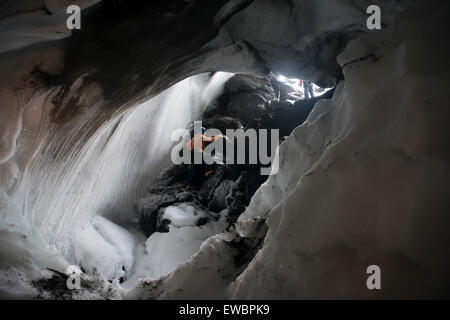 Entrer dans la grotte de Warren sur le mont Erebus, Antarctique Banque D'Images