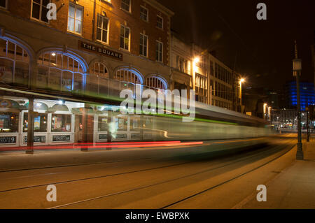 Tramway sur South Parade, Nottingham City at night, Nottinghamshire England UK Banque D'Images