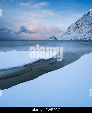 Plage Haukland couvertes de neige en hiver, Vestvågøy, îles Lofoten, Norvège Banque D'Images
