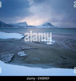 Plage Haukland couvertes de neige en hiver, Vestvågøy, îles Lofoten, Norvège Banque D'Images