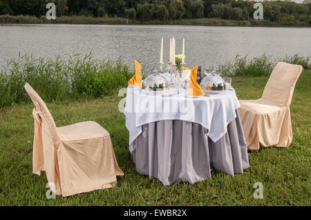 Le quartier à la table de vacances en plein air sur les rives de la rivière Banque D'Images