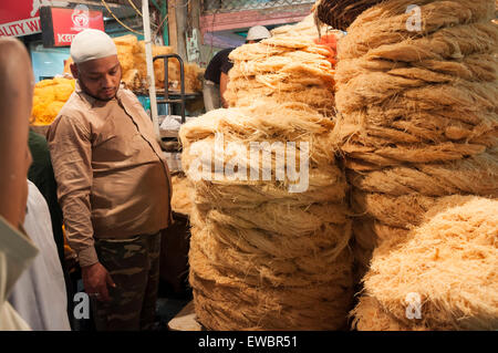 Une boutique qui vend des seviyan (vermicelle) pendant le Ramadan dans Chandni Chowk, Old Delhi, Inde. Banque D'Images