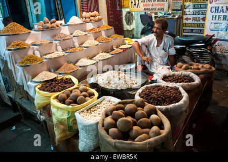 Un commerçant vendant des fruits secs pendant le Ramadan dans Chandni Chowk, Old Delhi, Inde. Banque D'Images