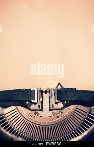 Détail de la machine à écrire vintage avec le papier blanc pour le texte Banque D'Images