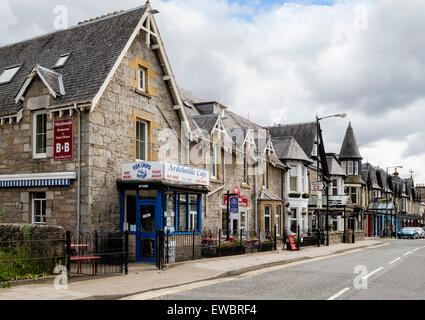 Cafés, restaurants et boutiques dans bâtiments victoriens le long de rue principale (A924) à Pitlochry Perth and Kinross en Écosse Royaume-Uni Grande-Bretagne Banque D'Images