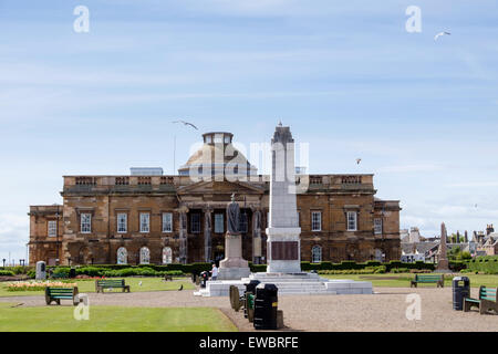 War Memorial avec le County Hall bâtiments et Sheriff Court derrière. Wellington Square Ayr Ayrshire du Sud Royaume-uni Ecosse Strathclyde Banque D'Images