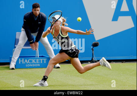 Eastbourne, Sussex, UK. 22 Juin, 2015. Harriet Dart de la Grande-Bretagne en action contre Dudi Sela de Slovaquie à l'Aegon International tennis tournoi organisé dans le Devonshire Park Eastbourne Banque D'Images