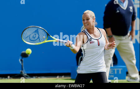 Eastbourne, Sussex, UK. 22 Juin, 2015. Dudi Sela de Slovaquie en action contre joueur Britannique Harriet Dart à l'Aegon International tennis tournoi organisé dans le Devonshire Park Crédit : Eastbourne Simon Dack/Alamy Live News Banque D'Images