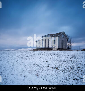 Maison abandonnée en hiver, Vestvågøy, îles Lofoten, Norvège Banque D'Images