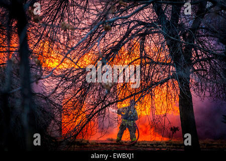 Bataille des pompiers l'incendie d'une maison dans la ville de Fernley Nevada Banque D'Images
