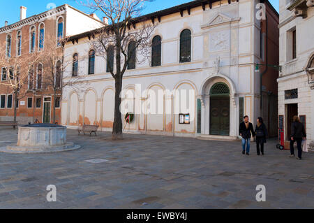 Campo San Vio église anglicane de St Georges et de vieux puits dans la place Saint-Marc de Venise Italie Banque D'Images