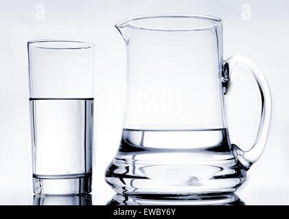 Une cruche et un verre partiellement rempli de clair, propre, l'eau pure Banque D'Images