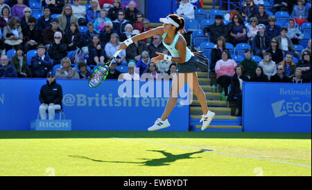 Eastbourne, Sussex, UK. 22 Juin, 2015. Heather Watson de Grande-bretagne sert contre Varvara Lepchenko des USA dans leur match de tennis au tournoi de tennis International Aegon tenu dans le Devonshire Park Crédit : Eastbourne Simon Dack/Alamy Live News Banque D'Images