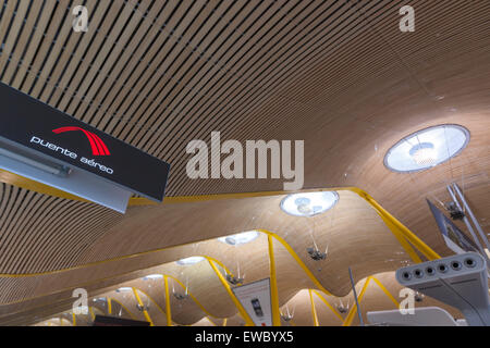 Puente aereo sign in Adolfo Suárez-Madrid Barajas aéroport les terminaux T4 conçu par les architectes Antonio Lamela et Richard Rogers Banque D'Images