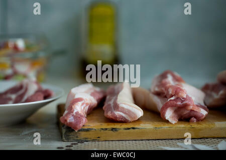 Côtes levées de porc sur une planche à découper en bois - selective focus Banque D'Images