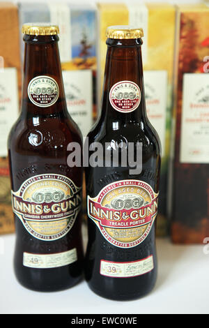 Innis & Gunn bouteilles de bières artisanales écossais devant leurs boîtes colorées Banque D'Images