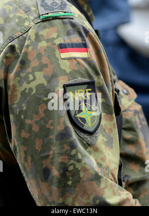 Münster, Allemagne. 22 Juin, 2015. Un soldat allemand de la Force de réaction de l'OTAN est photographié avant une visite de plusieurs ministres de la Défense à Muenster, Allemagne, 22 juin 2015. L'unité internationale dans la région de Muenster en ce moment constitue le soi-disant "pearhead' du très haut degré de disponibilité Joint Task Force (VJTF). Photo : CAROLINE SEIDEL/dpa/Alamy Live News Banque D'Images