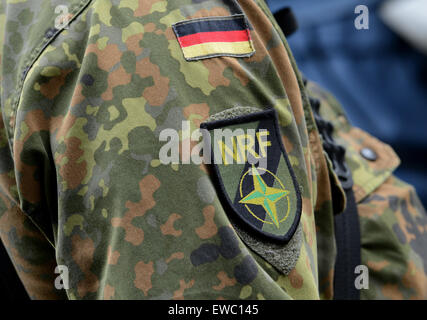 Münster, Allemagne. 22 Juin, 2015. Un soldat allemand de la Force de réaction de l'OTAN est photographié avant une visite de plusieurs ministres de la Défense à Muenster, Allemagne, 22 juin 2015. L'unité internationale dans la région de Muenster en ce moment constitue le soi-disant "pearhead' du très haut degré de disponibilité Joint Task Force (VJTF). Photo : CAROLINE SEIDEL/dpa/Alamy Live News Banque D'Images