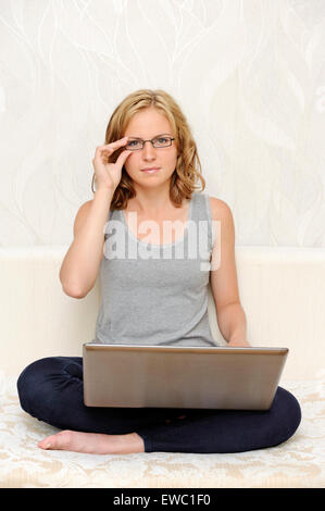 Jeune femme élégante en noir lunettes avec coffre Banque D'Images