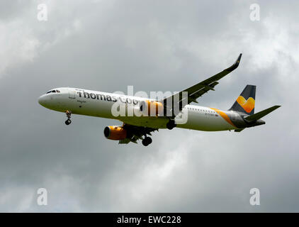 Thomas Cook Airbus A321 près de l'aéroport de Birmingham, UK Banque D'Images