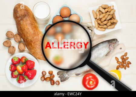 Allergie alimentaire concept. La nourriture sur la table en bois Banque D'Images