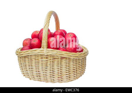 Panier plein avec beaucoup de pommes rouges superposés isolé sur fond blanc Banque D'Images