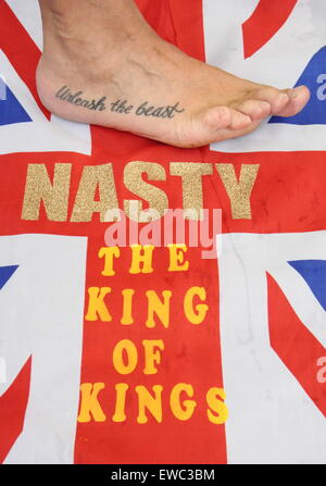 Toe champion vétéran Alan 'Nasty' Nash affiche un tatouage à la Toe Wrestling Championships 2015 Derbyshire UK Banque D'Images