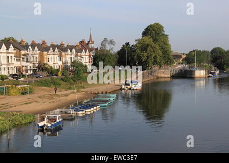 Rive et Molesey Lock de Hampton Court Bridge, East Molesey, Surrey, Angleterre, Grande-Bretagne, Royaume-Uni, UK, Europe Banque D'Images