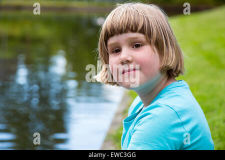 Jeune blonde dutch boys de l'eau étang dans park Banque D'Images