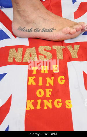 Toe champion vétéran Alan 'Nasty' Nash affiche un tatouage à la Toe Wrestling Championships 2015 Derbyshire UK Banque D'Images