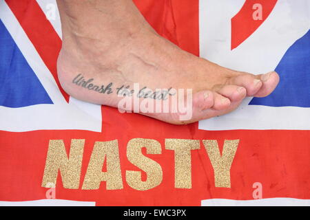 Toe champion vétéran Alan 'Nasty' Nash affiche un tatouage à la Toe Wrestling Championships 2015 Derbyshire UK Banque D'Images