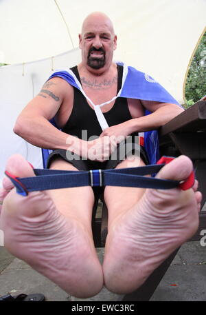 Champion du monde vétéran toe wrestling, Alan Nash exerce ses orteils avant d'entrer dans le monde Championnats 2015 Toe Banque D'Images