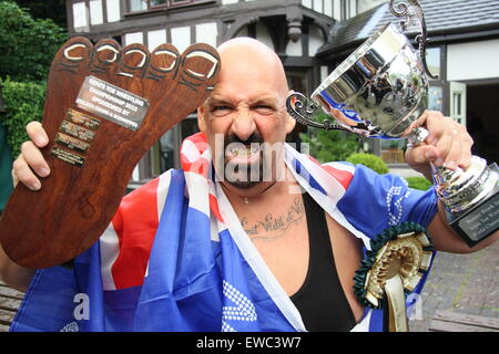 Champ vétéran lutteur toe, Alan 'Nasty' Nash célèbre après avoir remporté le Championnat du monde de lutte 2015 Toe Derbyshire UK Banque D'Images
