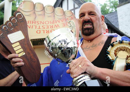 Champ vétéran lutteur toe, Alan 'Nasty' Nash célèbre après avoir remporté le Championnat du monde de lutte 2015 Toe Derbyshire UK Banque D'Images
