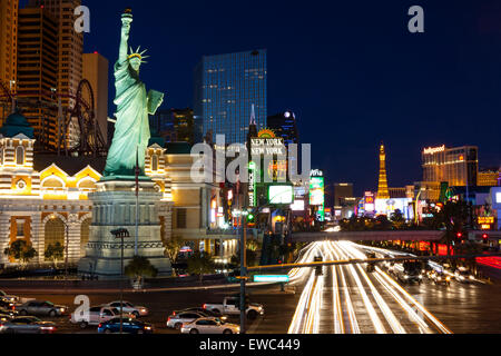 Las Vegas Boulevard 'bande' la longue exposition photo de nuit. Voir l'Hôtel de Paris et New York New York Hotel Banque D'Images