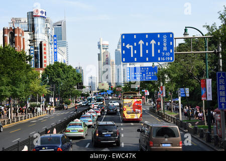 La ville de Shanghai de la circulation Place du Peuple Xizang Road Nanjing Road Huangpu District chinois Chine Banque D'Images