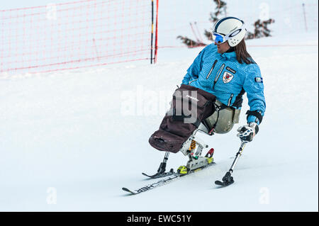 Un skieur handicapé à l'aide d'équipement de ski spécialement adaptées Banque D'Images