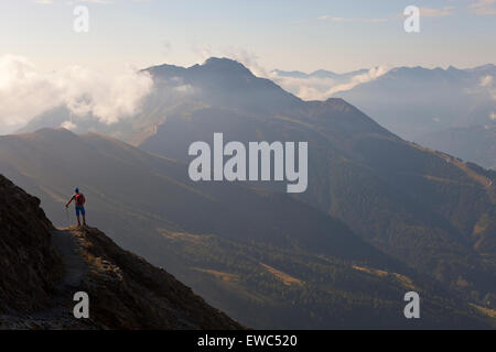 Un male hiker bénéficie de la très belle vue sur montagnes et vallées, au cours de l'Glocknerrunde, un stade 7 de trekking à Kaprun Banque D'Images