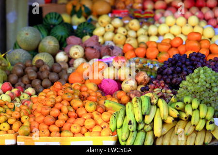 Divers fruits -mandarine-oranges-poires-pommes-grenades-kiwis-pamplemousses-bananes-raisin-melon-pastèque- en vente.Gyantse Banque D'Images